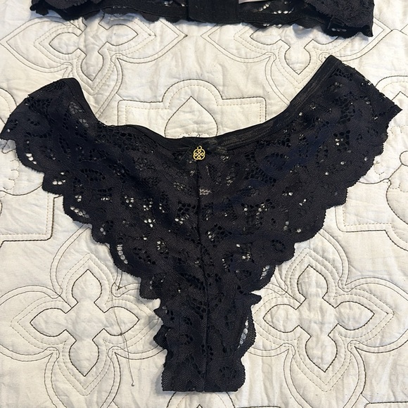 Daisy Fuentes Intimates NWOT Wire Free black lace Bra 38C and panty L set. - Picture 7 of 9